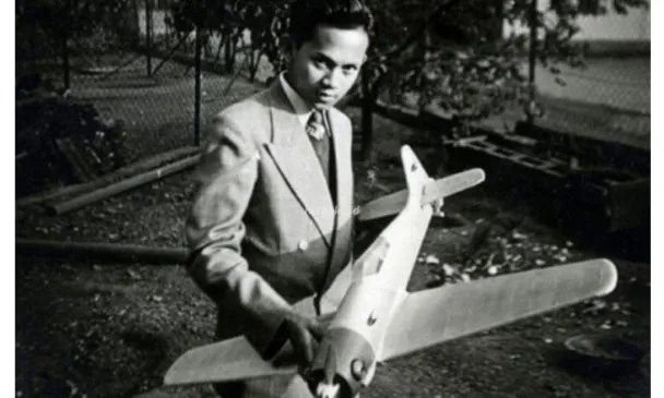 Kargoku - Biografi B.J. Habibie - Prof. Dr. Ing. H. Bacharuddin Jusuf Habibie, FREng (lahir di Parepare, Sulawesi Selatan, 25 Juni 1936 – 11 September 2019)